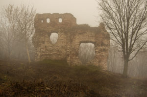 Jesienny krajobraz ruin muru zamku w Bochotnicy