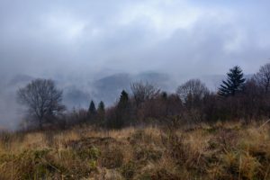 Mgła unosząca się nad panoramą gór Beskidu Małego