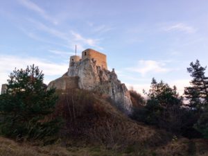 Widok na odrestaurowany zamek Rabsztyn (Jura Krakowsko-Częstochowska) widziany z podgrodzia.