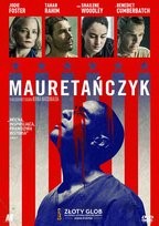 Zdjęcie okładki filmu, pt. " Mauretańczyk" - mężczyzna z ogoloną uniesioną głową na tle spływającej krwią amerykańskiej flagi.