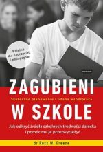 Zatroskany chłopiec trzymający zamknięty podręcznik.