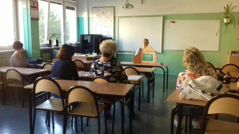 Prezentacja prowadzona przez pracownika biblioteki w klasie szkolnej