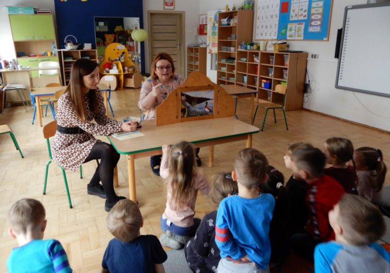 Z teatrzykiem kamishibai w Publicznym Przedszkolu Nr 5