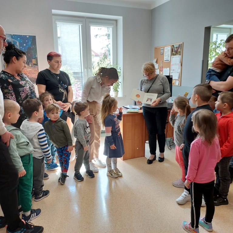 Podopieczni Niepublicznego Przedszkola " Rudy Kocurek" z Radomia w Bibliotece