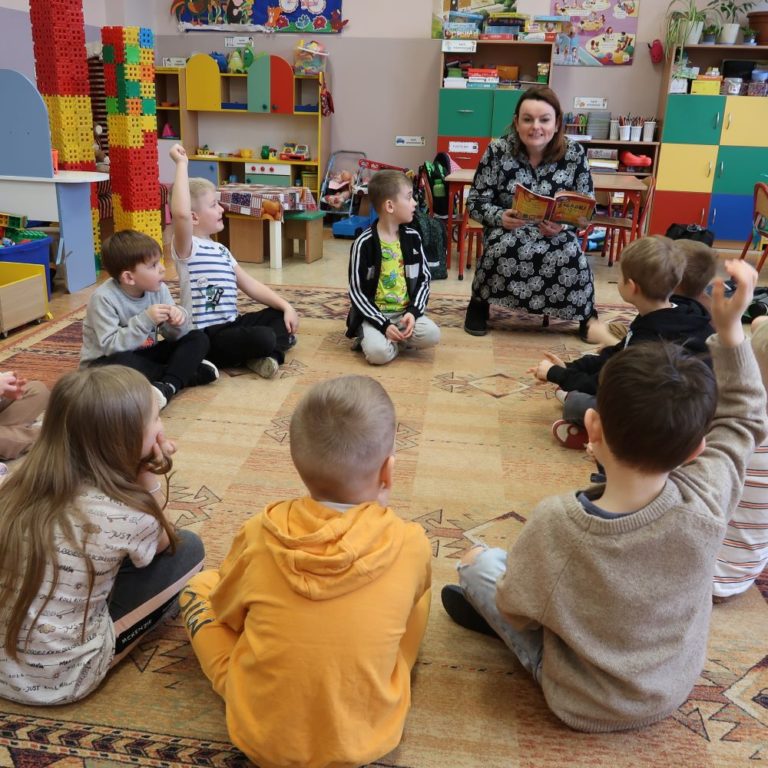 Pani bibliotekarka czyta dzieciom bajkę