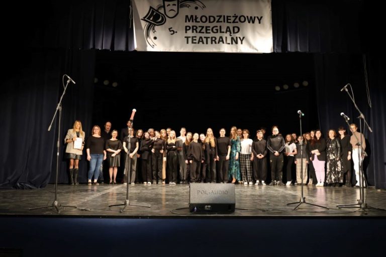 Grupowe zdjęcie finalistów 5 Młodzieżowego Przeglądu Teatralnego